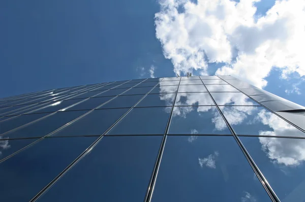 办公大楼在一片蓝天 — 图库照片