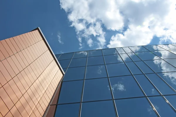 Kontorsbyggnad på en blå himmel — Stockfoto