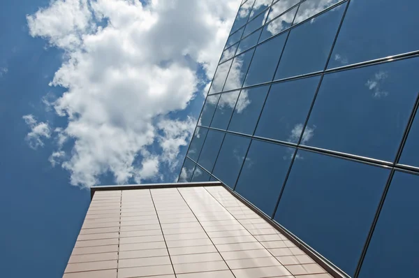 Офісна будівля на блакитному небі — стокове фото
