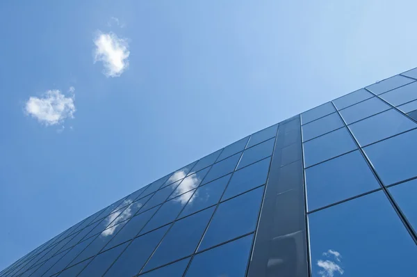 办公大楼在一片蓝天 — 图库照片
