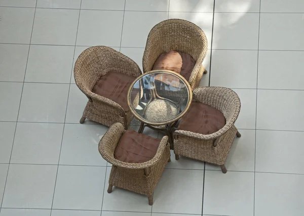 Tafel met vier stoelen — Stockfoto