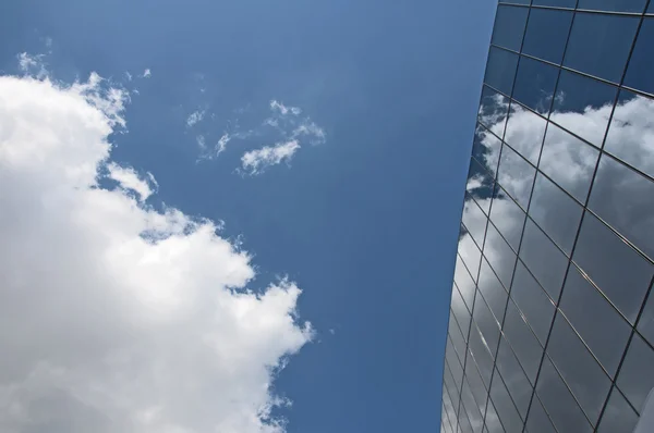 Immeuble de bureaux sur un ciel bleu — Photo