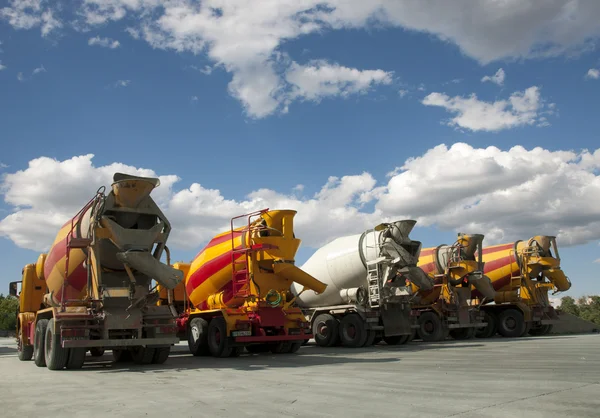 Цементные грузовики — стоковое фото