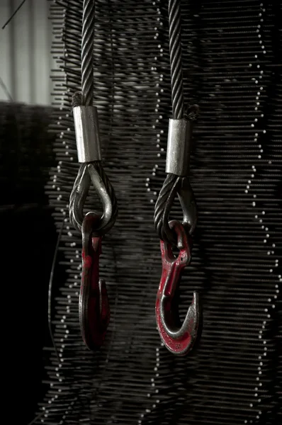 Dwie metalowe haki z liny — Zdjęcie stockowe
