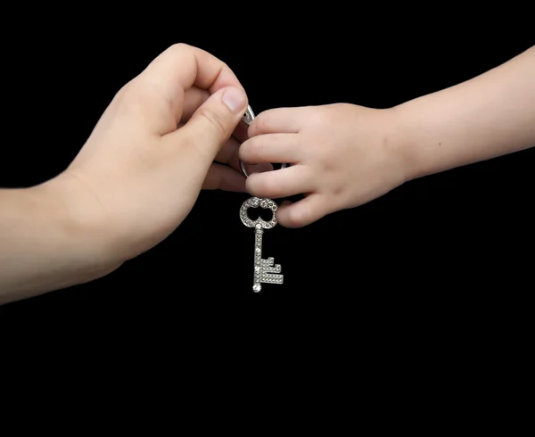 Padre dando la llave al hijo — Foto de Stock