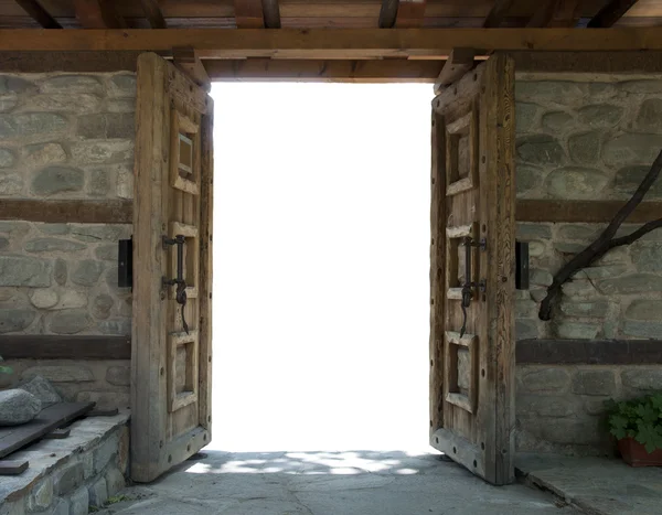 Dva otevřené staré dřevěné dveře — Stock fotografie