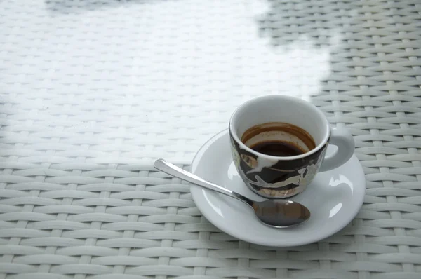 Xícara de café na mesa branca. — Fotografia de Stock