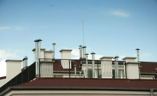 Многие трубы на крыше — стоковое фото