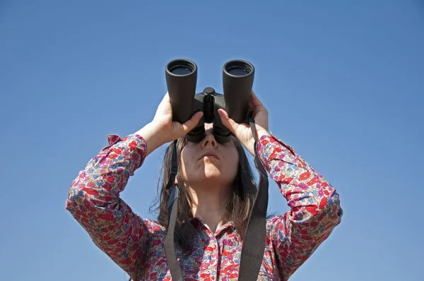 年轻女子使用双筒望远镜 — 图库照片