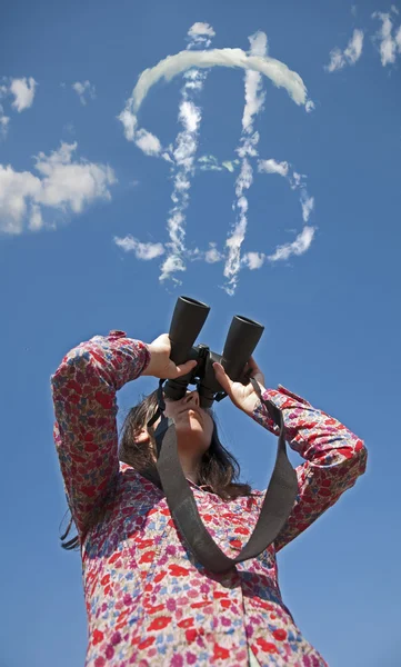 Женщина смотрит с биноклем — стоковое фото