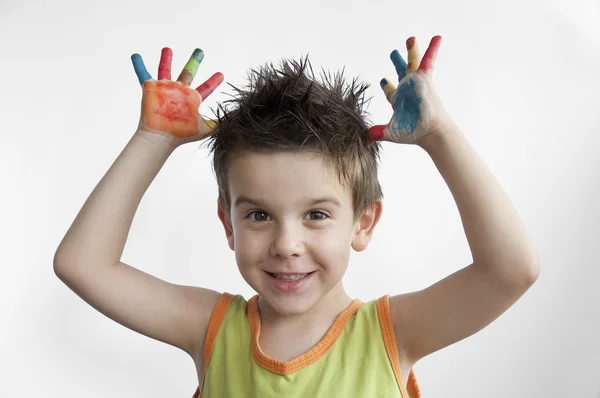 Les mains colorées des enfants. Petites mains de garçon . — Photo