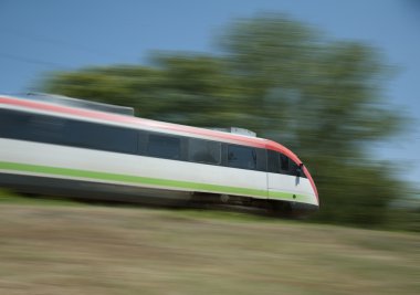 Elektrikli tren üstünde belgili tanımlık gitmek