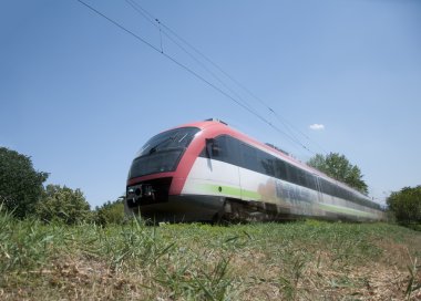 Elektrikli tren üstünde belgili tanımlık gitmek