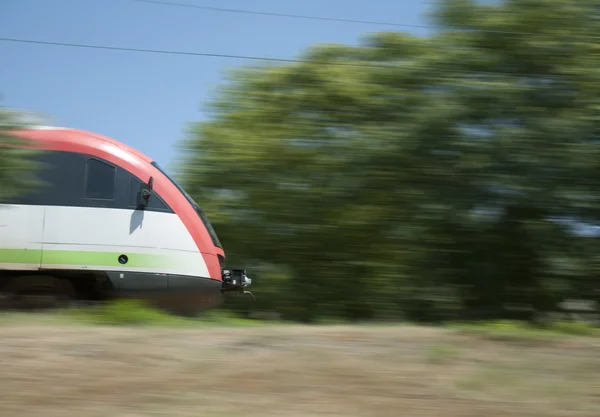 Elektriska tåg på språng — Stockfoto