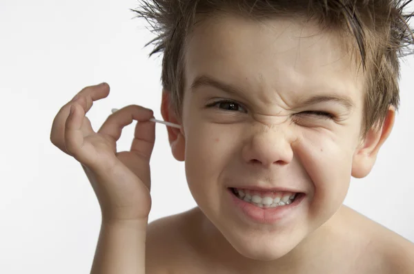 Chlapec čistí ucho — Stock fotografie