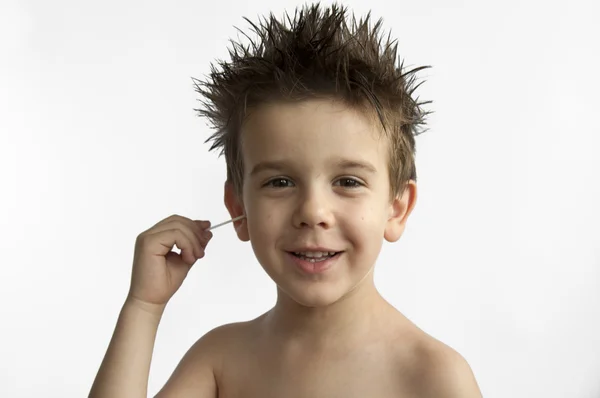 Pojke rensar sitt öra — Stockfoto