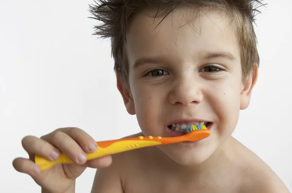 Мальчик моет зубы — стоковое фото