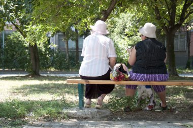 bir bankta oturan iki yaşlı kadın
