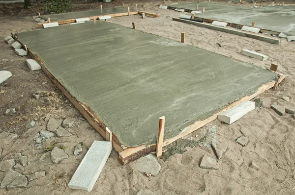 Свежезалитые бетонные плиты — стоковое фото