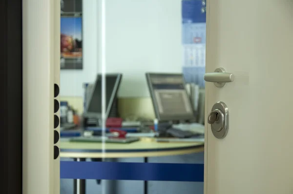 Open deur in office — Stockfoto