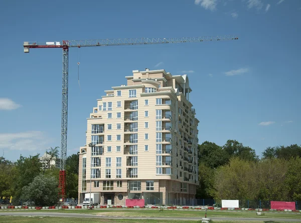 Construction crane and a new building — Stock Photo, Image