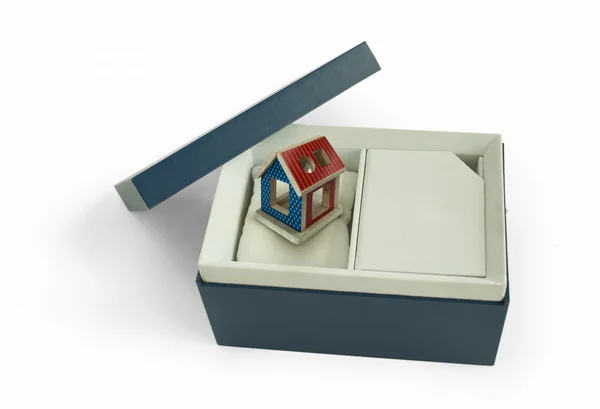 Dárková krabička s domem uvnitř — Stock fotografie