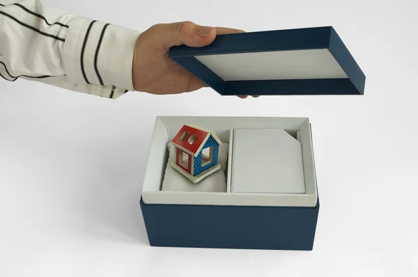 Подарочная коробка с домом внутри — стоковое фото