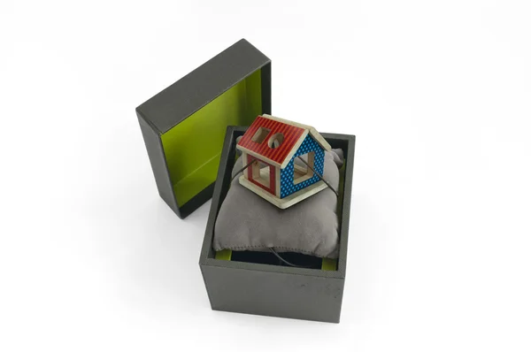 Presentförpackning med huset inuti — Stockfoto