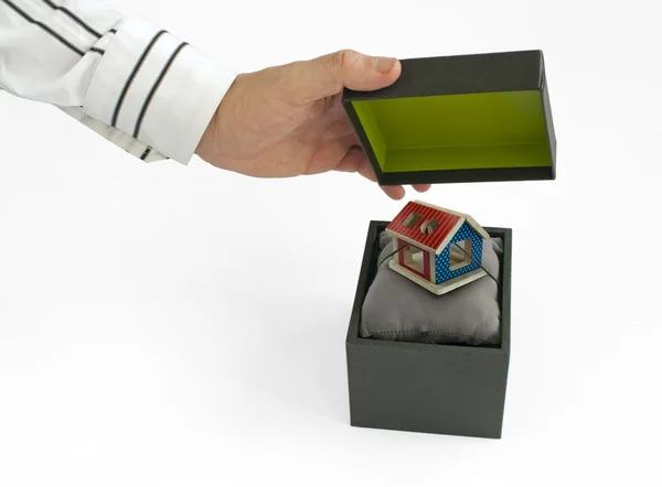 Подарочная коробка с домом внутри — стоковое фото