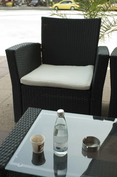 Кофе и бутылка минеральной воды — стоковое фото