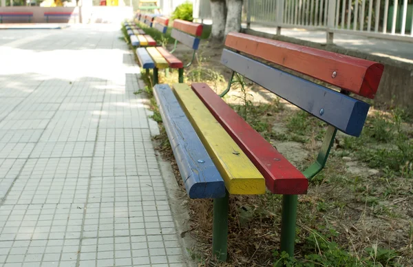Многоцветные скамейки — стоковое фото