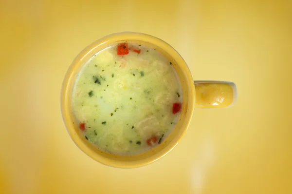 Овощной суп в чашке — стоковое фото