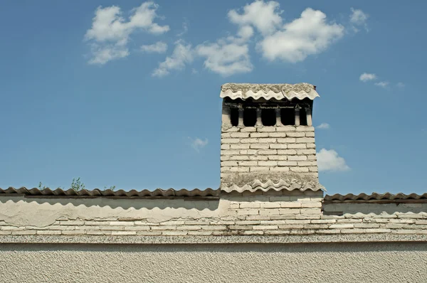 Střecha s komínem — Stock fotografie