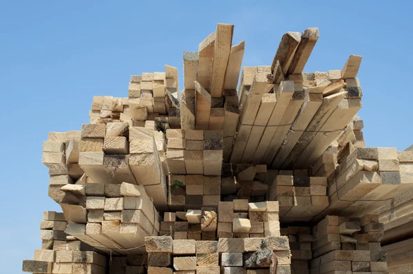 Holz. Bretter und Balken — Stockfoto