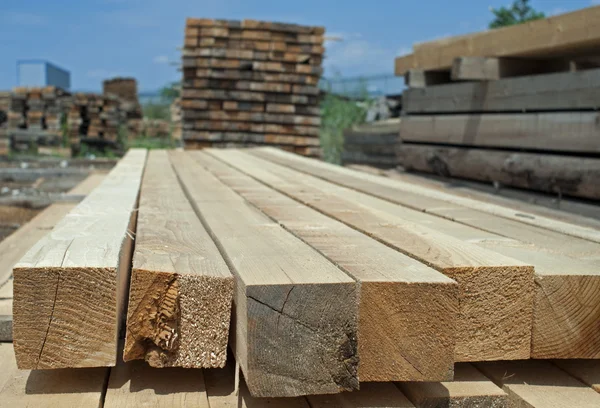Dřevo. prkna a trámy — Stock fotografie