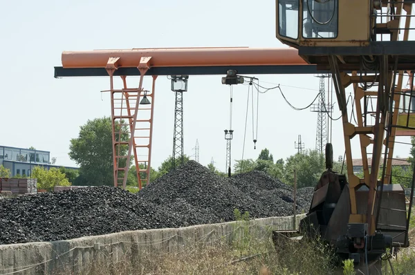 Кран і купи вугілля — стокове фото