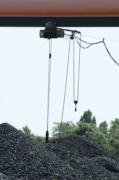 Crane and piles of coal — Stock Photo, Image