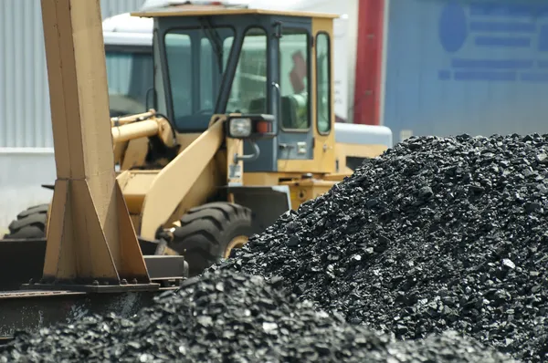 Excavadora y pilas de carbón — Foto de Stock