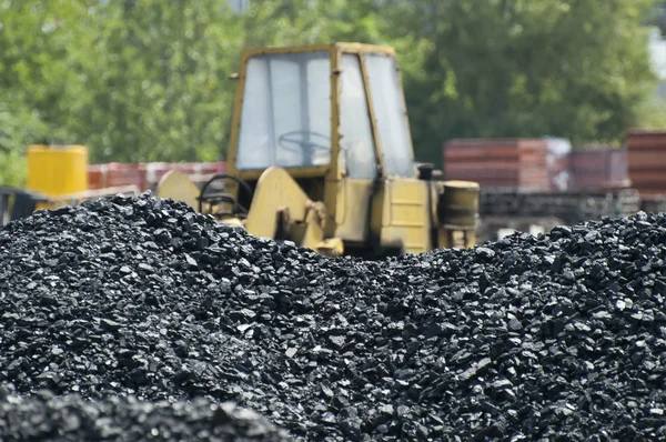 Escavadeira e pilhas de carvão — Fotografia de Stock