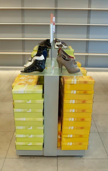 Pani w sklepie obuwniczym — Zdjęcie stockowe