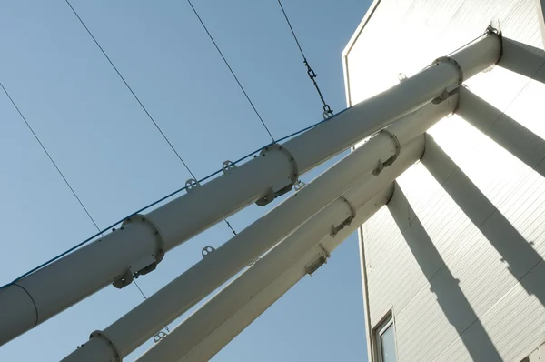 Tubi industriali collegati all'edificio per la miscelazione del calcestruzzo — Foto Stock