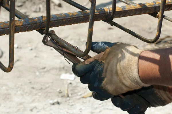 Bauarbeiter bindet Bewehrungsstahl zusammen — Stockfoto