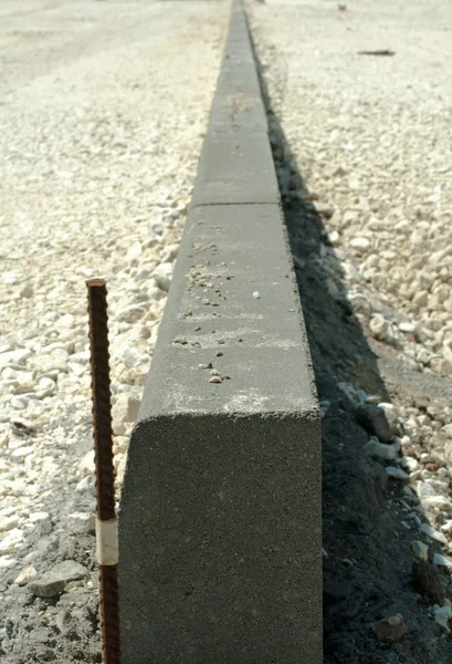 Curb and gravel on the road in repair. Placed — Stock Photo, Image