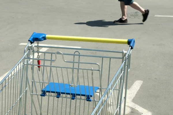 Alışveriş sepeti ile yürüyen bir insan — Stok fotoğraf