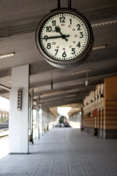 Railway station klok — Stockfoto