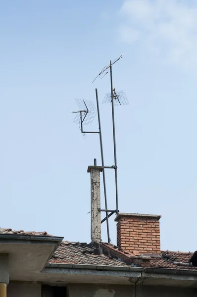 Антенны, установленные на крыше — стоковое фото