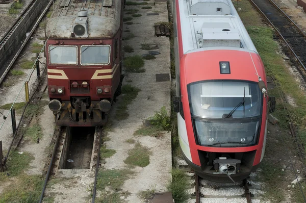 Un nouveau et un ancien train — Photo