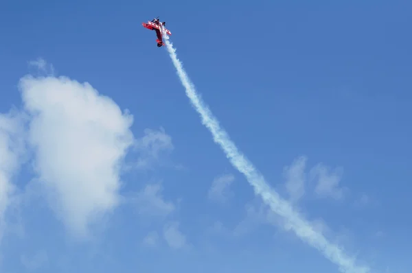 Red plane looping — Stock Photo, Image
