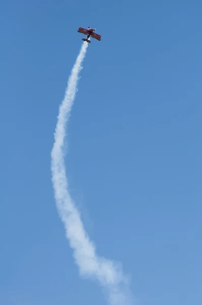 Looping avião vermelho — Fotografia de Stock