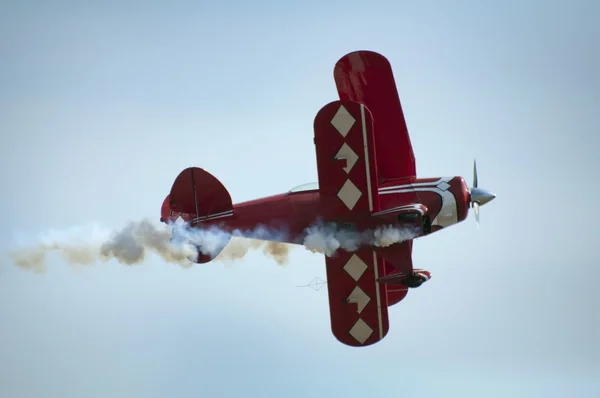 Roter Flugzeug-Looping — Stockfoto